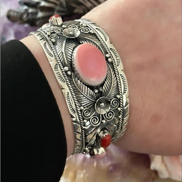 Pink conch mediterranean coral southwestern Sterling silver cuff - Picture 3 of 16